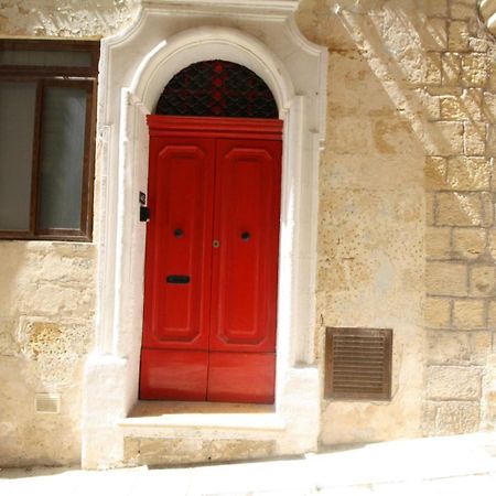Old Refurbished Apartment In Bormla Cospicua Exterior photo