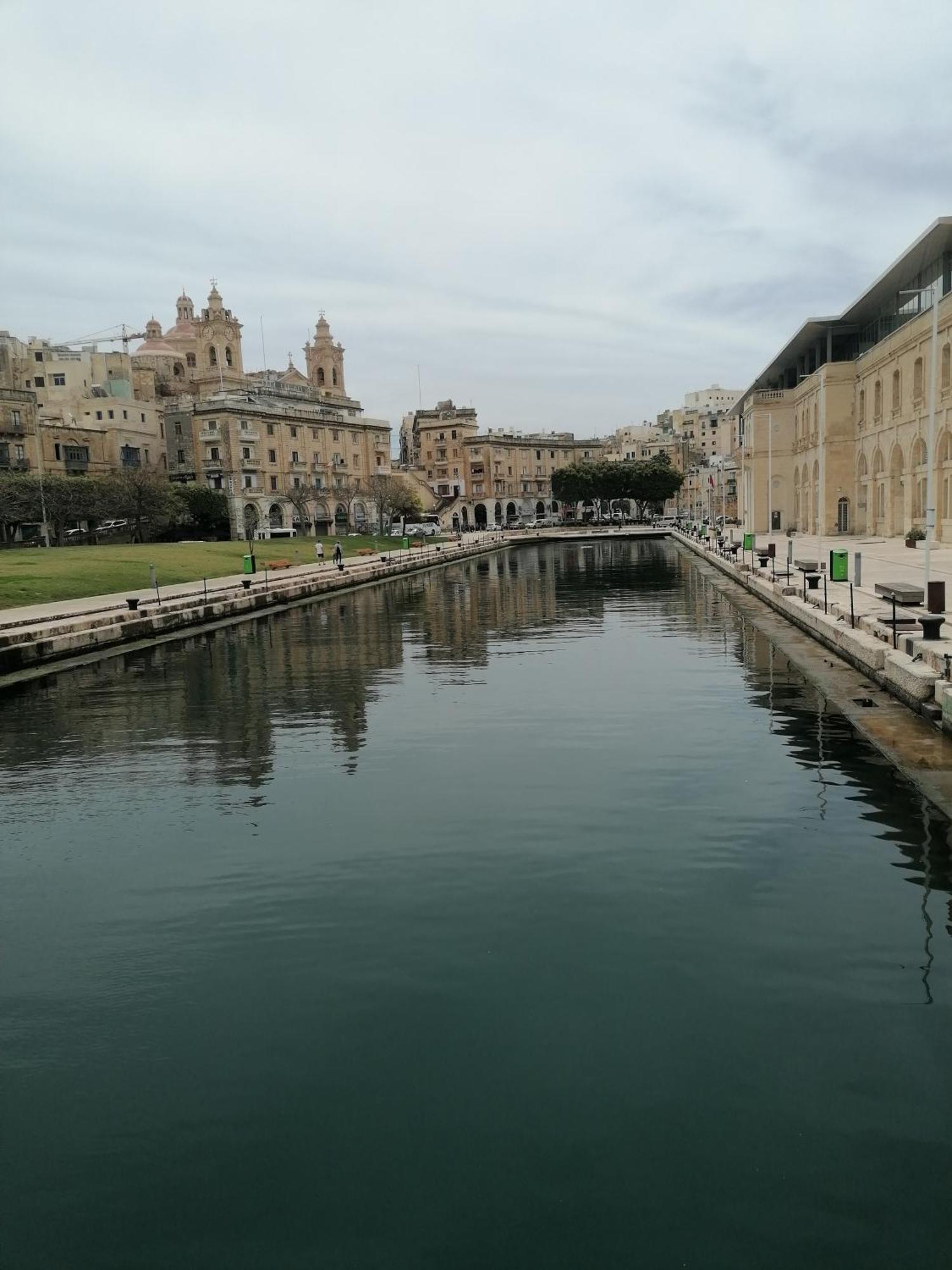 Old Refurbished Apartment In Bormla Cospicua Exterior photo